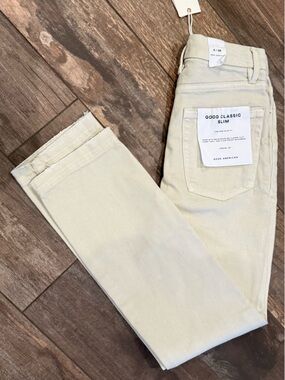 Good American Good Classic Slim Jeans in Light Celery
